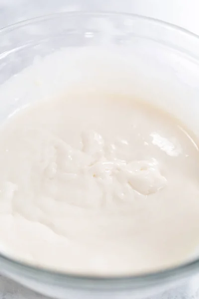 在玻璃杯搅拌碗中混合配料 准备奶油奶酪糖霜 — 图库照片