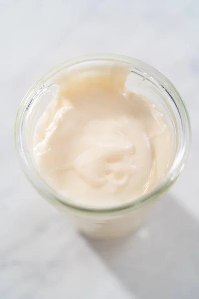 小さなガラス瓶でクリームチーズ釉薬 — ストック写真