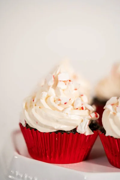 Vers Gebakken Chocolade Cupcakes Met Pepermunt Glazuur Versieren Met Gemalen — Stockfoto