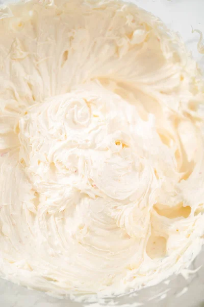 Whisking Cobertura Creme Manteiga Uma Tigela Mistura Vidro Com Misturador — Fotografia de Stock