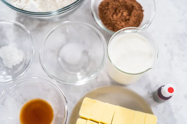 Ingredients Glass Mixing Bowls Prepare Red Velvet Bundt Cake — Stock Photo, Image