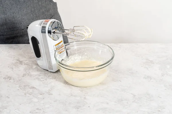 당근으로 케이크를 만들기 치즈를 만들기 재료를 손으로 믹서를 믹서에 — 스톡 사진