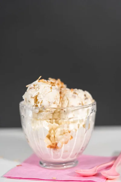 Homemade Coconut Ice Cream Garnished Roasted Coconut Flakes Glass Ice — Stock Photo, Image
