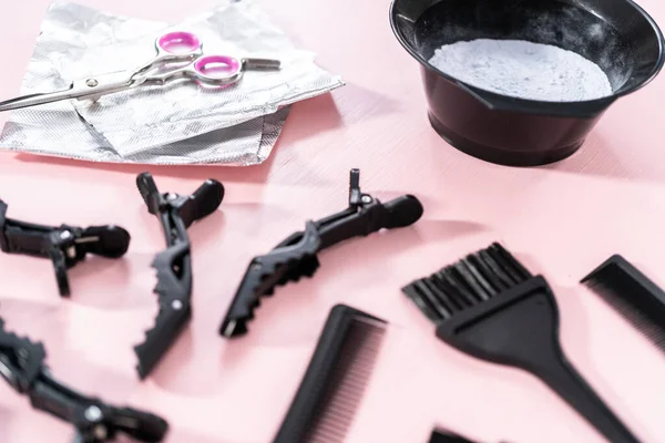 Haarfärbepulver Einer Schwarzen Kunststoff Mischschüssel Auf Rosa Hintergrund — Stockfoto