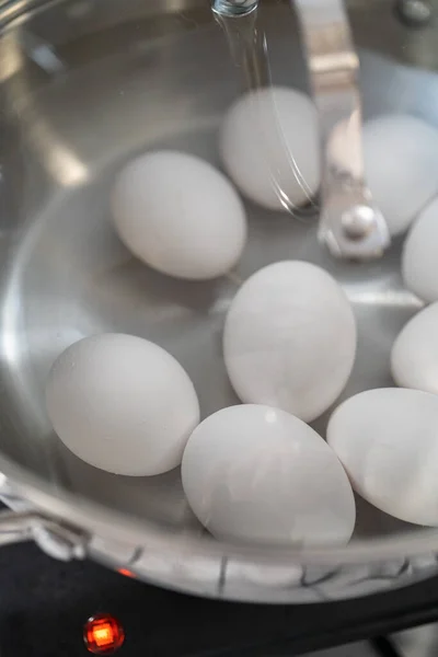 Βράζουμε Λευκά Αυγά Κατσαρόλα Για Ετοιμάσουμε Βραστά Αυγά — Φωτογραφία Αρχείου