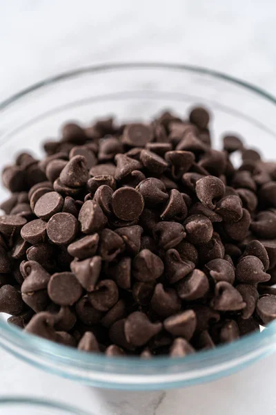 Mért Összetevők Üveg Keverőtálakban Csokoládéhab Készítéséhez — Stock Fotó