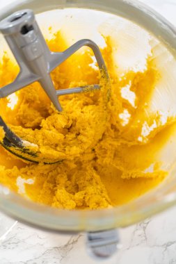 Beyaz çikolatalı limonlu kurabiye. Limonlu kurabiyeleri beyaz çikolatayla karıştırmak için mutfak malzemelerini karıştırıyorum..