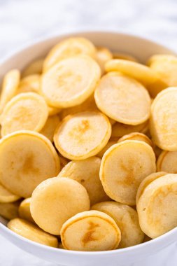 Beyaz kasede taze yapılmış mini krep gevreği..