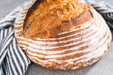 Taze fırınlanmış buğday ekmeği ekmeği ve ekmek koruma sepetinden işaretler..