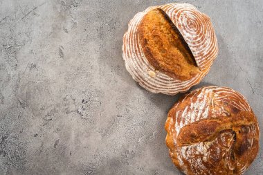 Düz yatıyordu. Taze fırınlanmış buğday ekmeği ekmeği ve ekmek koruma sepetinden işaretler..