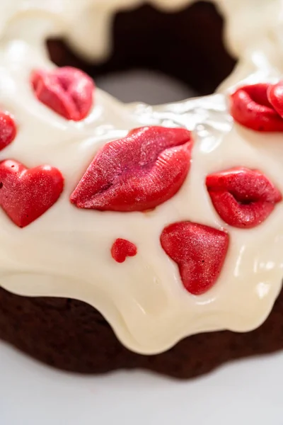 Freshly Baked Red Velvet Bundt Cake Chocolate Lips Hearts Cream — Foto Stock