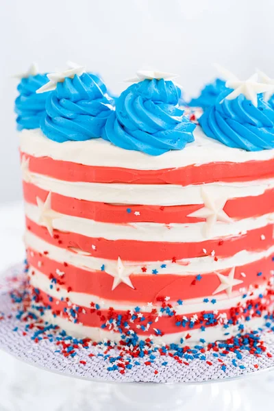 Dekorowanie Ciasto Czekoladowe Białym Czerwonym Niebieskim Lukrem Maślanym Obchody Lipca — Zdjęcie stockowe