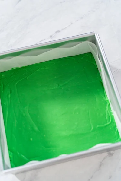 Kesmek Için Yeşil Şekerlemeleri Mükemmel Karelere Çevirmek — Stok fotoğraf
