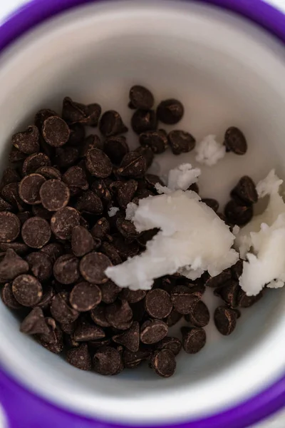 Çikolata Parçacıklarını Eritip Muzlu Kurabiyeler Için Çikolata Serpiştirmek — Stok fotoğraf