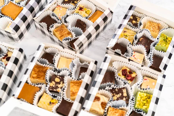 Verpackung Einer Hausgemachten Vielfalt Von Fudge Und Lebkuchen Für Weihnachtsgeschenke — Stockfoto