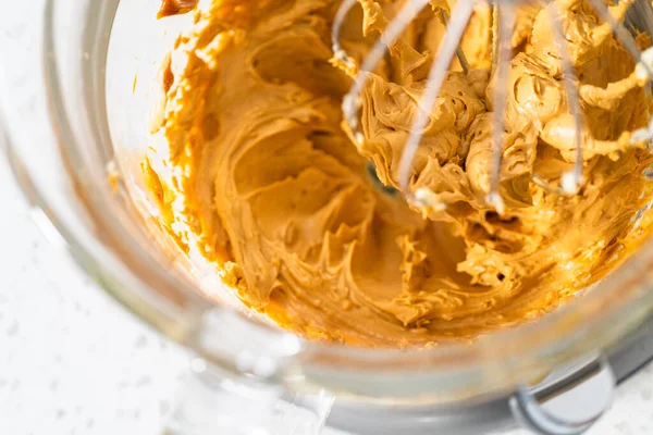 Whipping Ingredients Stand Electric Mixer Make Dulce Leche Buttercream Frosting — Stock Photo, Image