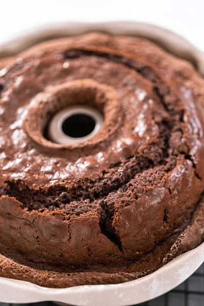 Torta Impacchettata Cioccolato Appena Sfornata Una Griglia Raffreddamento — Foto Stock