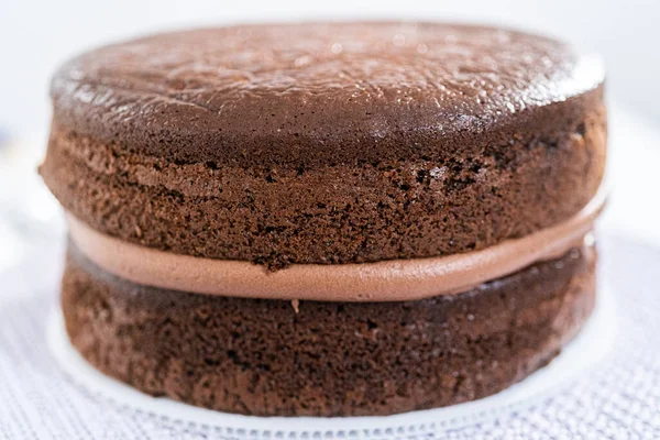 用一小片巧克力奶油糖霜覆盖巧克力蛋糕 — 图库照片