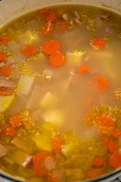 Gotowanie Zupy Grochowej Rozdrobnionej Emaliowanym Żeliwnym Piecu Holenderskim — Zdjęcie stockowe