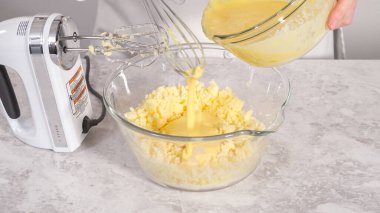 Adım adım. Fünyeli kek pişirmek için karıştırma kabındaki malzemeleri karıştırıyorum..