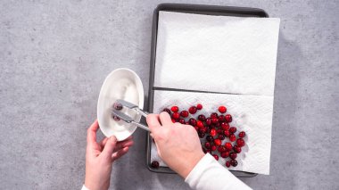 Düz yatıyordu. Adım adım. Yaban mersinlerini organik yaban mersinleri ve beyaz şekerle hazırlıyorum..