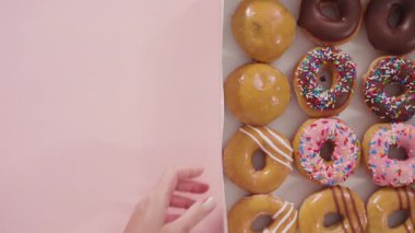 Düz yatıyordu. Beyaz bir karton kutuda mağazadan alınmış donutların çeşitliliği.