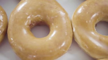 Düz camlı, beyaz bir karton kutuda alınmış çörekler..