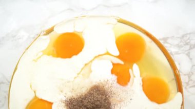 Bardakta ıspanak ve jambonlu frittata karışımı..