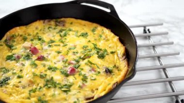 Fırınlanmış ıspanak ve jambonlu frittata dökme demir tavada..