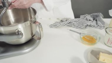 Tarçınlı rulo pişirmek için mutfak malzemelerini karıştırıyorum..