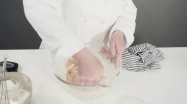 Tarçınlı rulo pişirmek için elle hamur örüyorum..