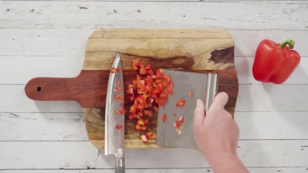 Čas Vypršel Ležel Sekání Organické Červené Papriky Dřevěné Řezací Desce — Stock video