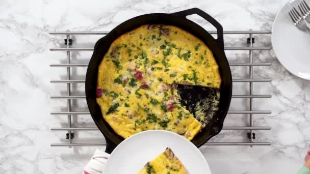 Flat Lay Slicing Freshly Baked Spinach Ham Frittata Cast Iron — Stok video