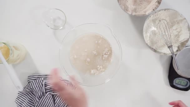 Plat Gelegd Meten Van Ingrediënten Een Glazen Kom Kaneelbroodjes Bakken — Stockvideo