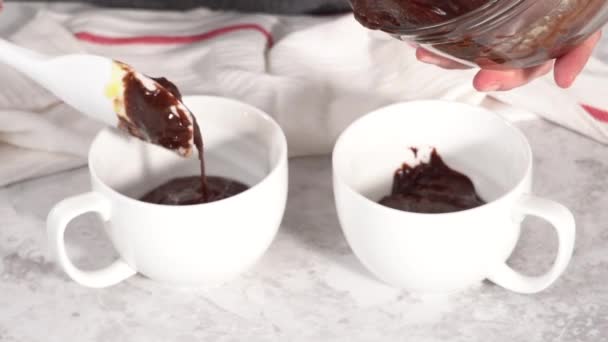 Adım Adım Çikolatalı Kek Hamurunu Bardaklara Doldurup Çikolatalı Kek Hazırlıyorum — Stok video