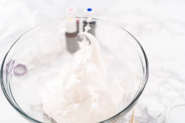 Tek boynuzlu at kurabiyeleri pişirmek için mutfak mikserinde krema yapıyorum..