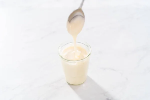 Glaçure Fromage Crème Dans Petit Pot Verre — Photo