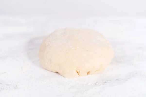 Rolling Ζύμη Πίτσα Γαλλικό Πλάστη Για Την Προετοιμασία Κανέλα Πίτσα — Φωτογραφία Αρχείου