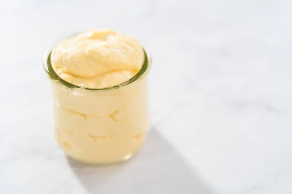 Krem Peynir Küçük Cam Jat Içinde Kek Için Doluyor — Stok fotoğraf