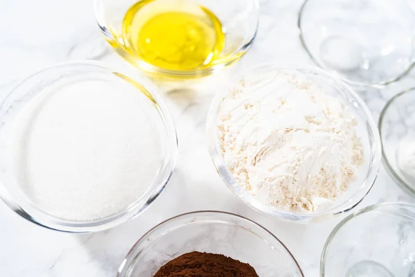 Uppmätta Ingredienser Glas Blandningsskålar För Att Förbereda Choklad Cupcake — Stockfoto