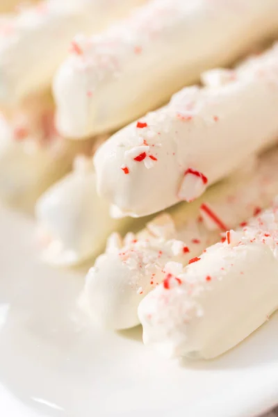 Πακέτο Σπιτικών Ράβδων Κουλουριών Καλυμμένων Σοκολάτα Ζαχαροκάλαμου Λευκό Πιάτο Σερβιρίσματος — Φωτογραφία Αρχείου