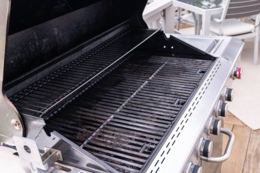 Temiz altı ocaklı ızgara yaz ızgarasına hazır..