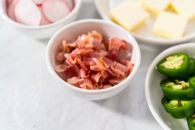 Fırında pişmiş patates. Fırında patatesleri servis etmek için küçük kaselerde garnitürler..