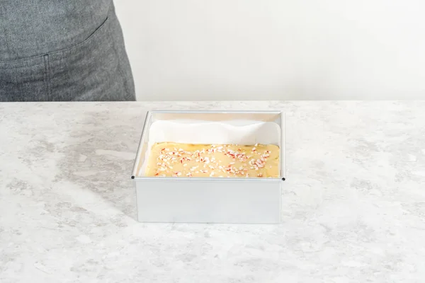Enchendo Panela Cheesecake Quadrado Forrado Com Pergaminho Com Mistura Fudge — Fotografia de Stock