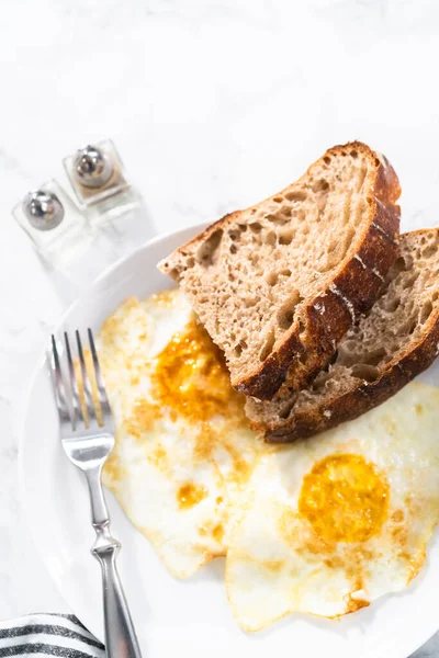Desayuno Sencillo Con Huevos Sobre Pan Trigo Fácil Masa Fermentada — Foto de Stock