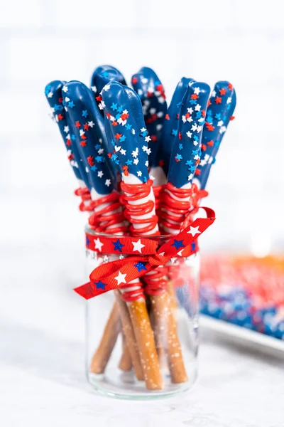 Hausgemachte Mit Schokolade Überzogene Brezelstangen Die Wie Die Amerikanische Flagge — Stockfoto