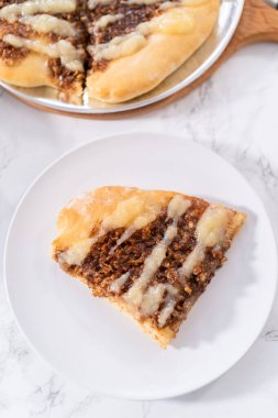 Krem peynirli taze tarçınlı tatlı pizza..