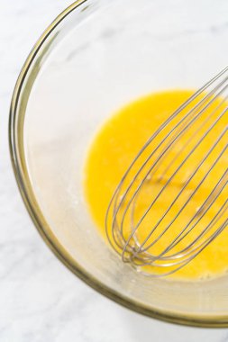 Nane şekerli kek hazırlamak için büyük bir bardakta ıslak malzemeler karıştırıyorum..