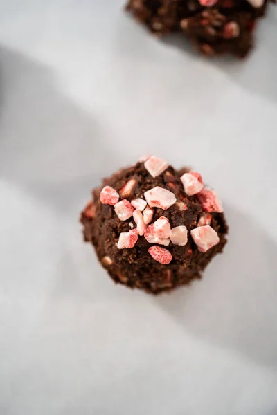 Скупать Шоколадное Печенье Тестом Испечь Шоколадное Печенье Мятными Чипсами — стоковое фото