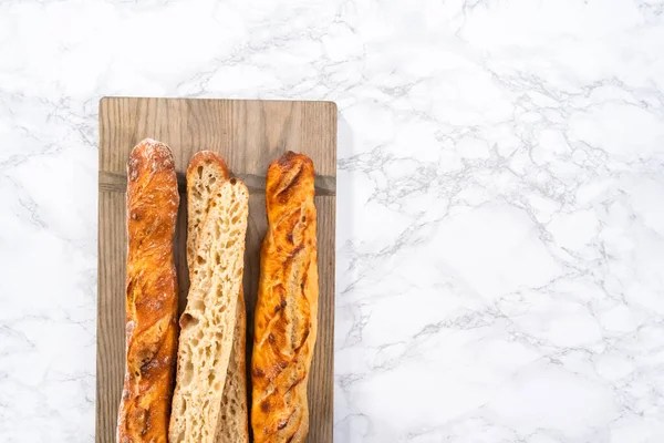 Плоский Лежал Свежеиспеченный Французский Хлеб Багета — стоковое фото